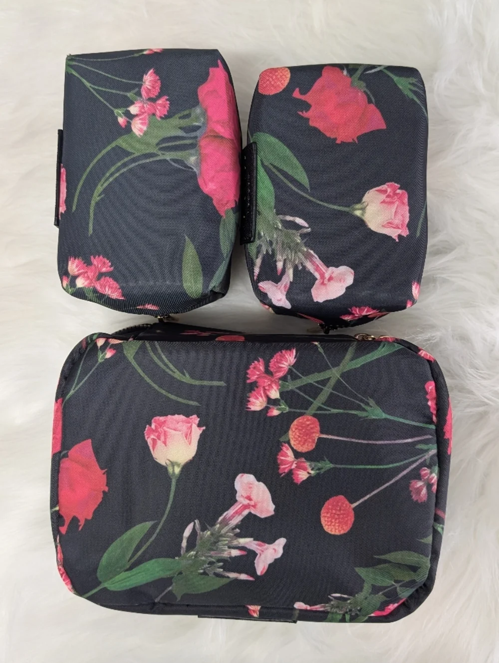 ❌SOLD❌Ted Baker 4 Piece Nesting Cosmetic Bag Set, Scattered Bouquet Print 🌹 - Picture 9 of 16